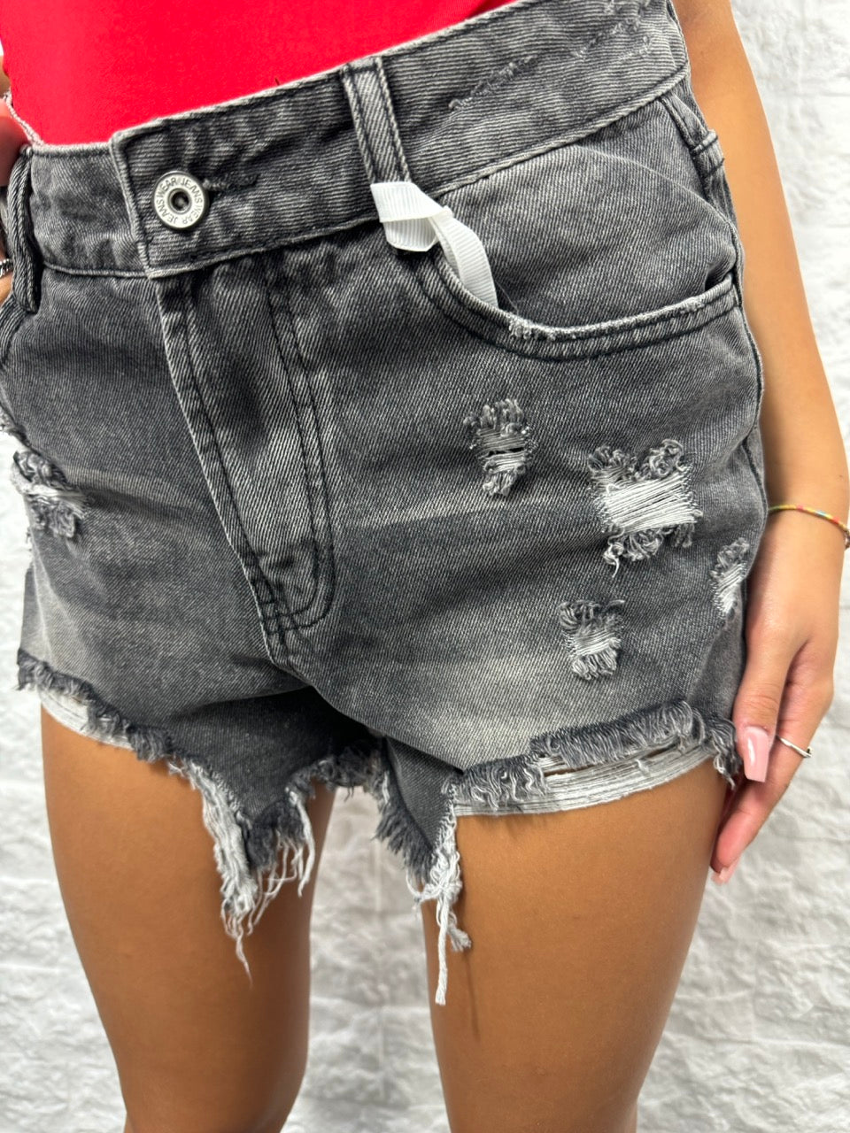 Short in denim grigio con strappi