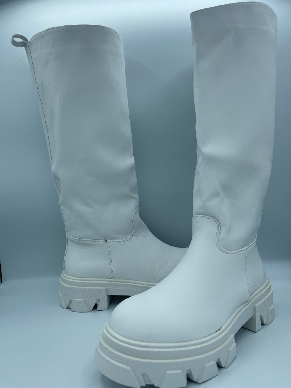 Stivale alto bianco con zip laterale e suola carrarmato
