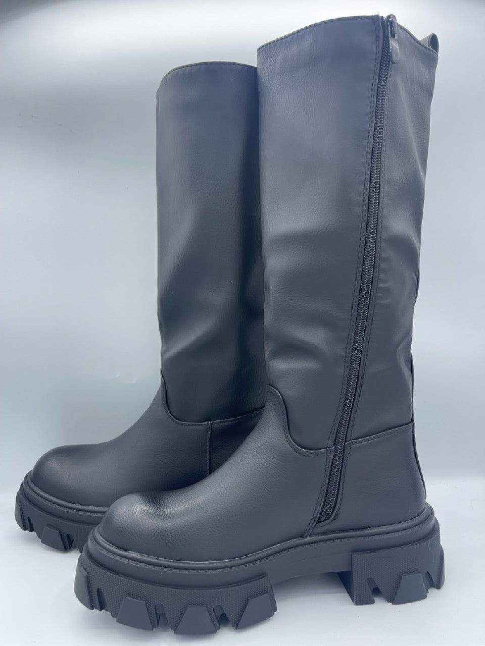 Stivale alto nero con zip laterale e suola carrarmato