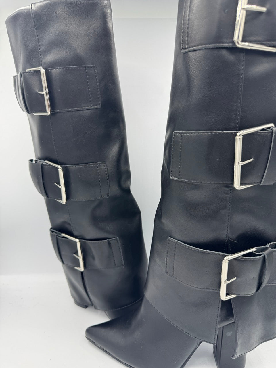 Stivale alto nero a punta con tre fibbie laterali regolabili