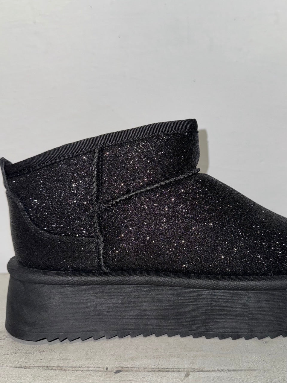 Stivaletto nero brillantinato con suola platform