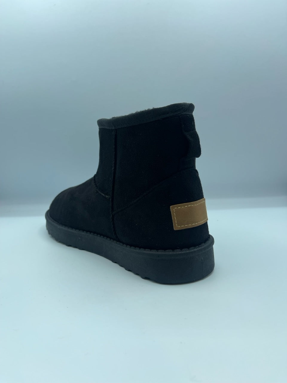 Stivaletto nero imbottito con caviglia bassa