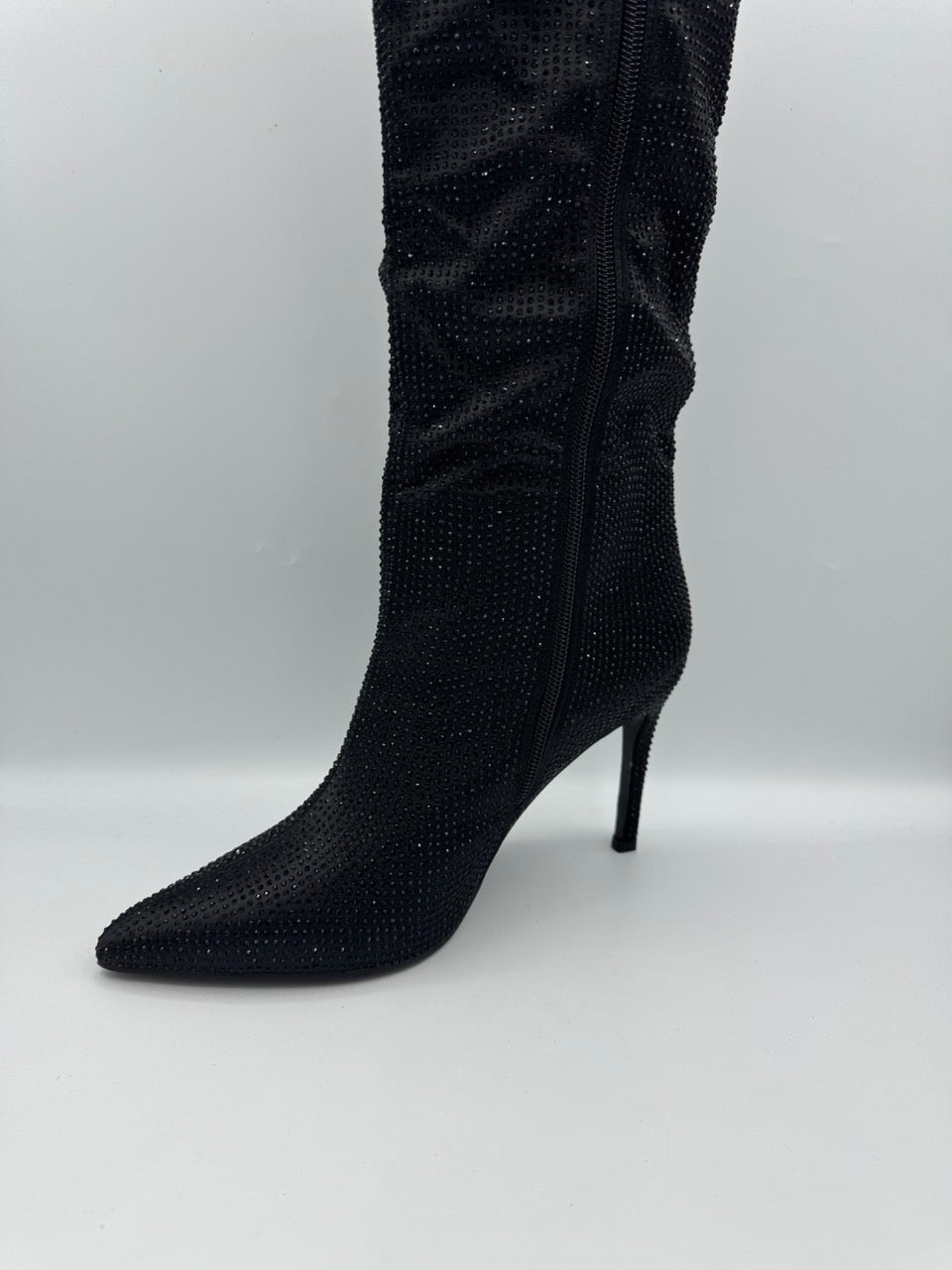 Stivale alto nero a punta con tacco a spillo e strass
