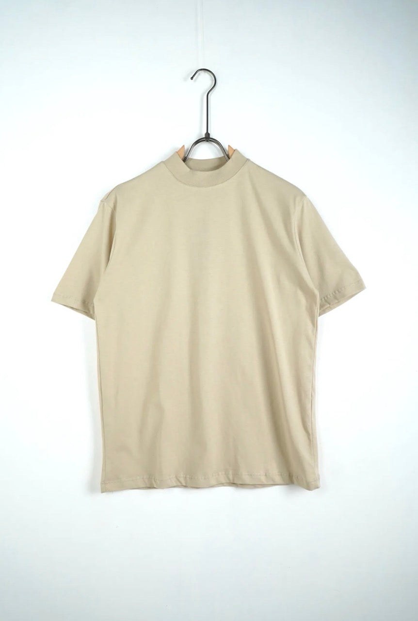 T-shirt beige in tinta unita con mezzo collo alto