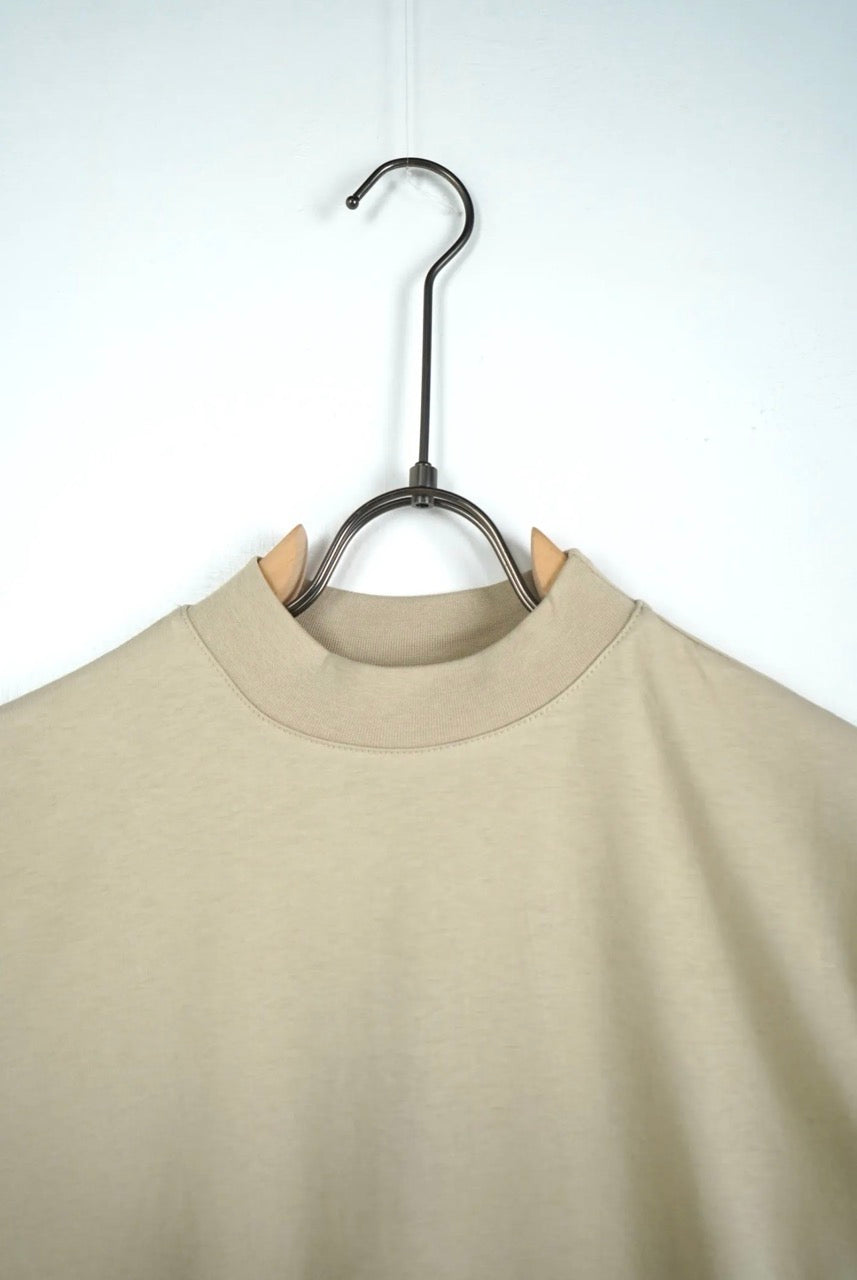 T-shirt beige in tinta unita con mezzo collo alto