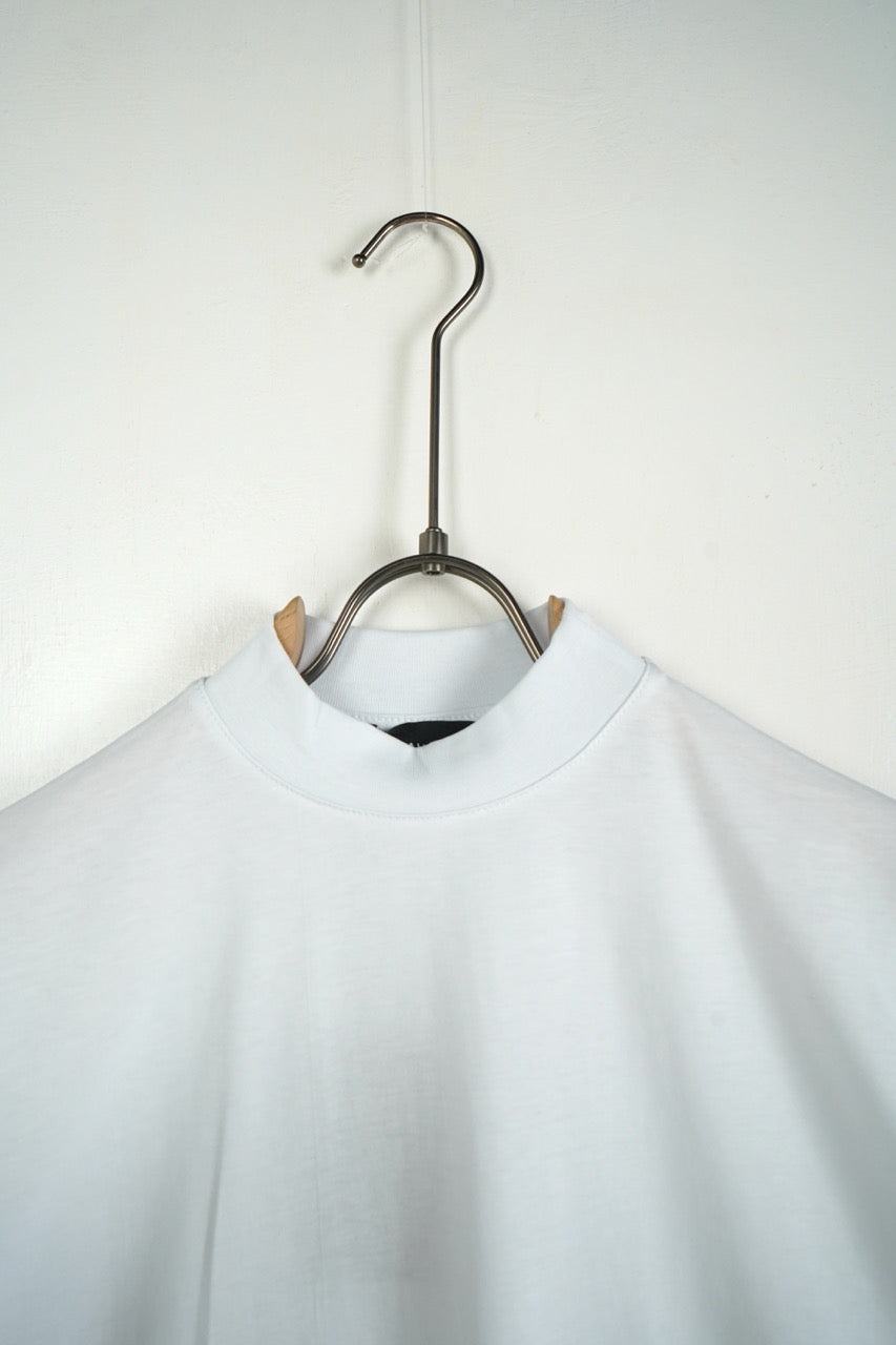 T-shirt bianca in tinta unita con mezzo collo alto