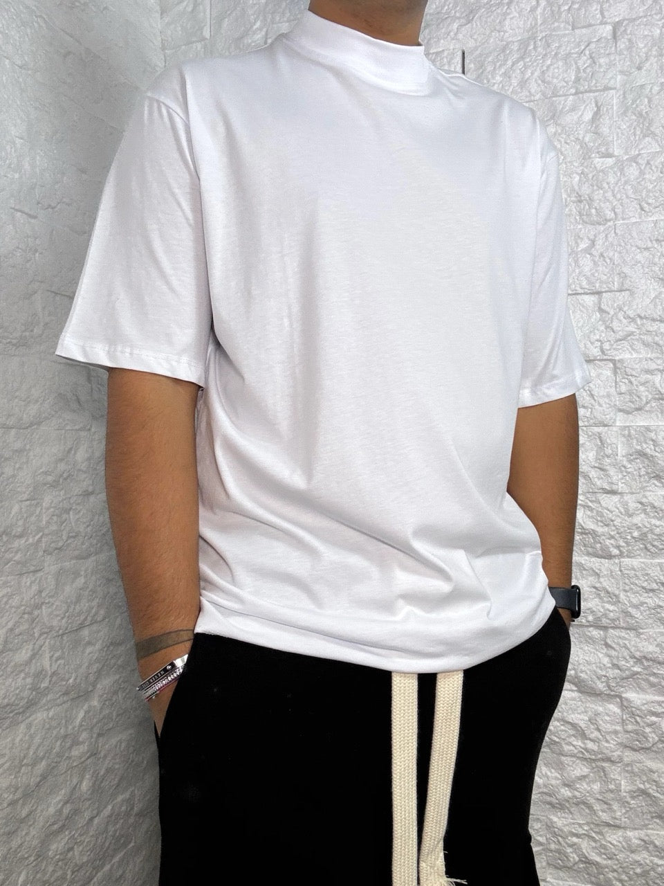 T-shirt bianca in tinta unita con mezzo collo alto