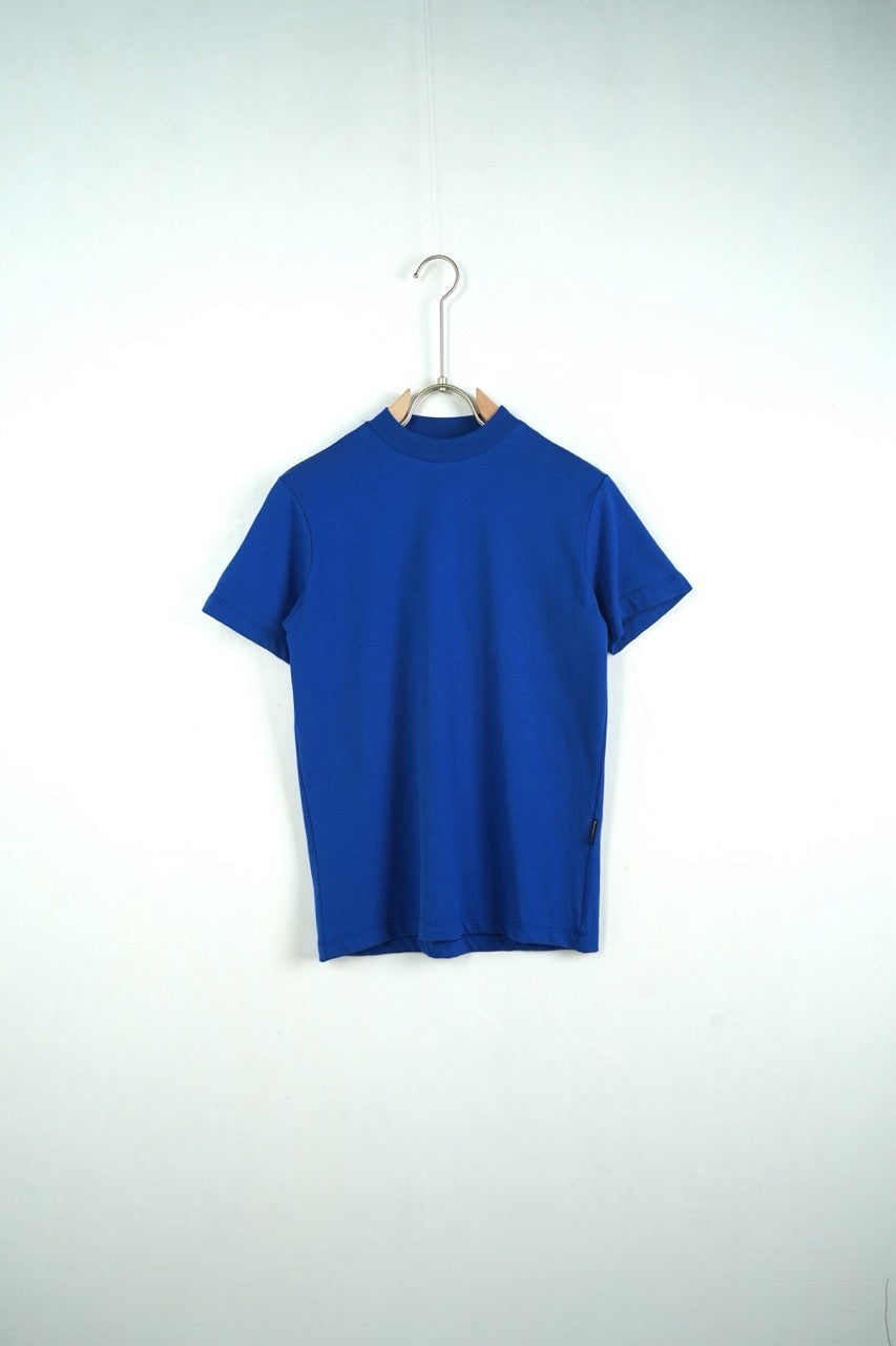 T-shirt blu in tinta unita con mezzo collo alto