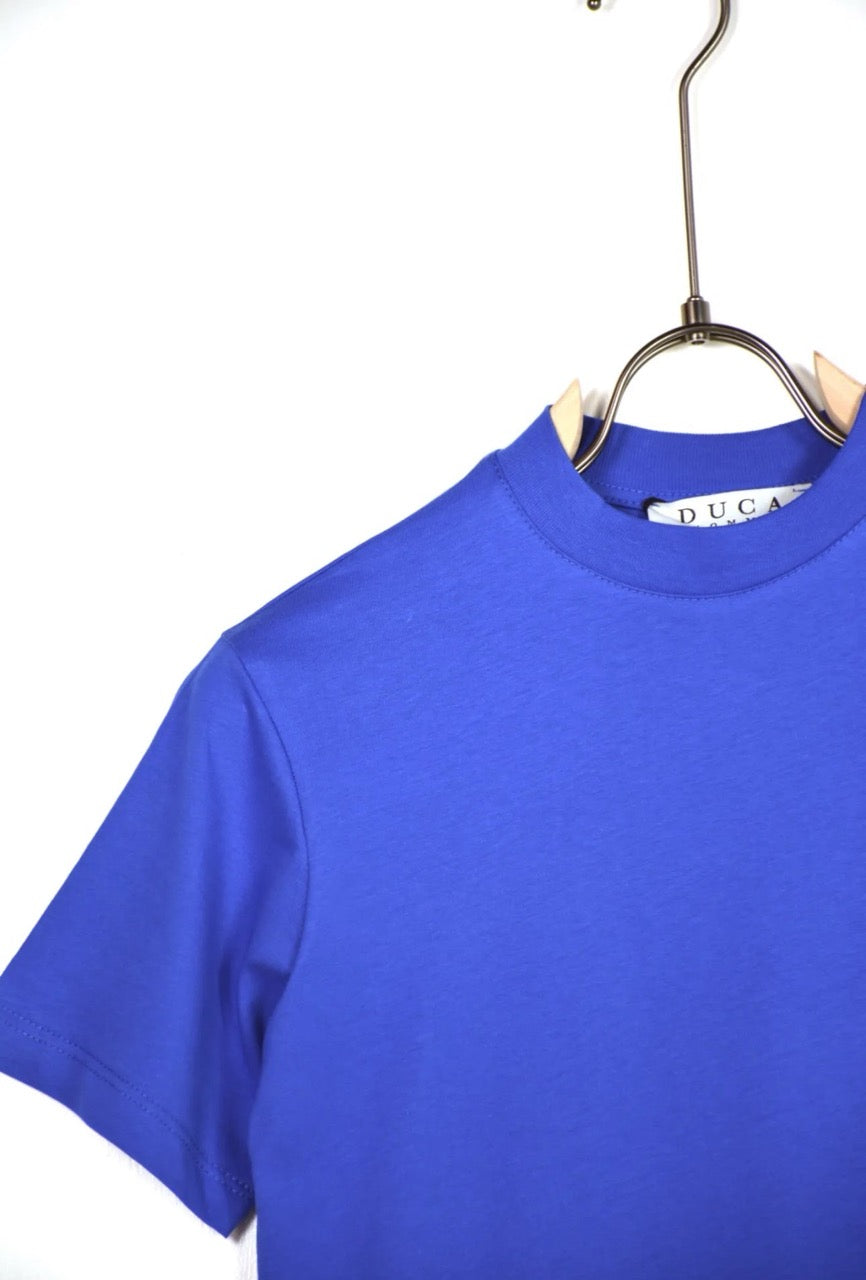 T-shirt blu in tinta unita con mezzo collo alto