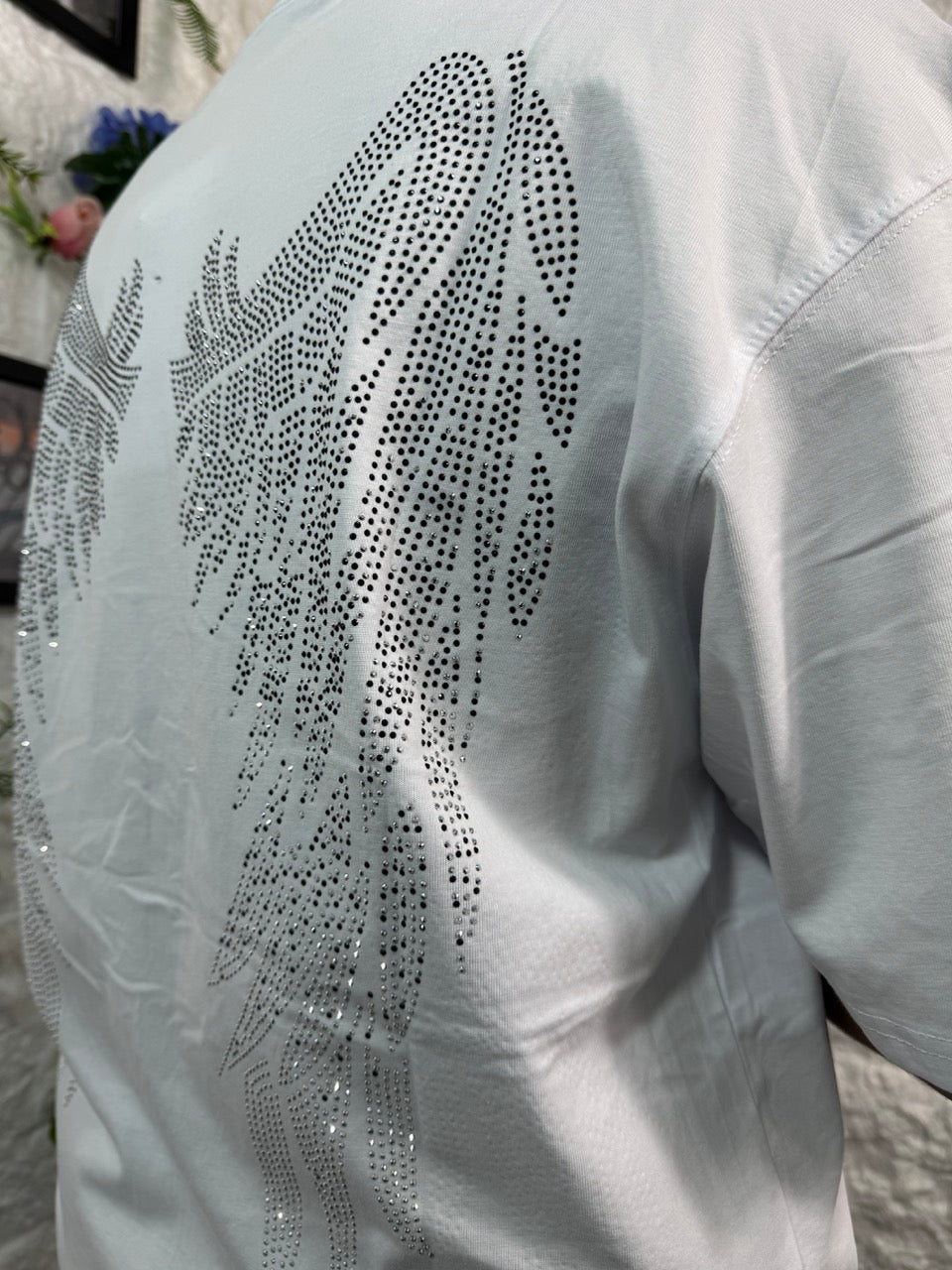 T-shirt bianca con scritta "ANGEL" e ali con brillantini