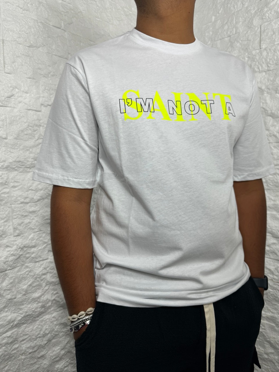 T-shirt bianca con scritta "I'M NOT A SAINT" in giallo fluo