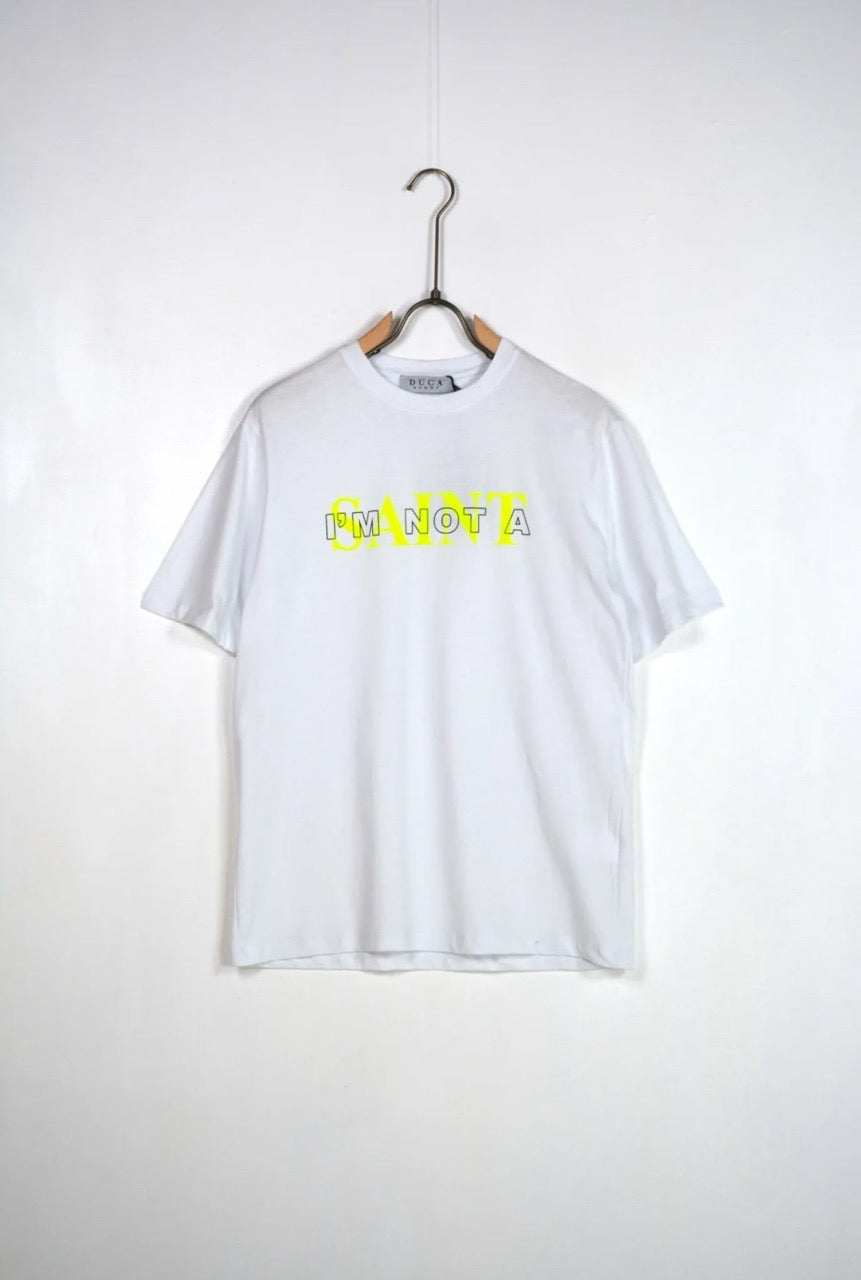 T-shirt bianca con scritta "I'M NOT A SAINT" in giallo fluo