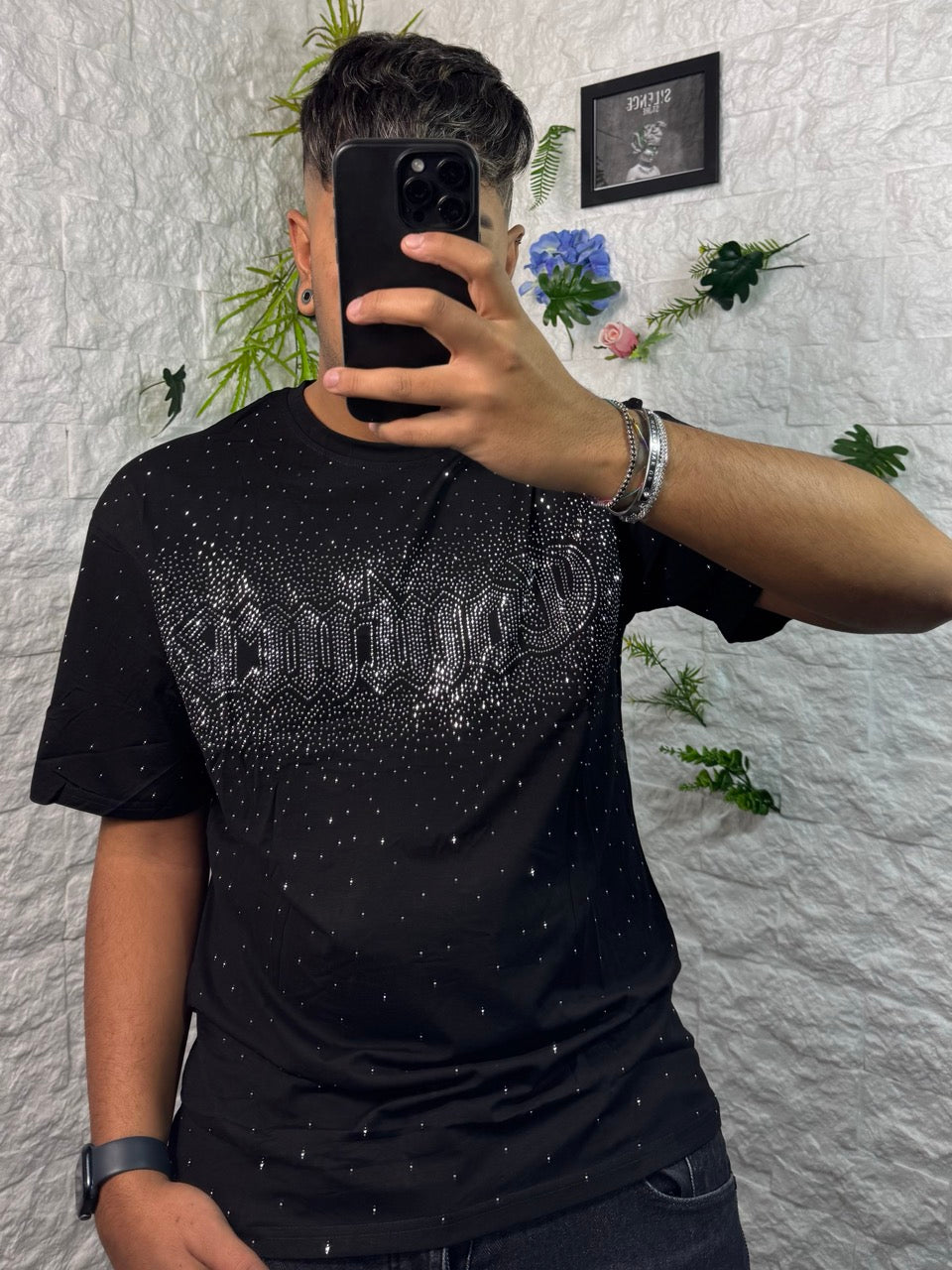 T-shirt nera brillantinata con scritta "COUTURE"