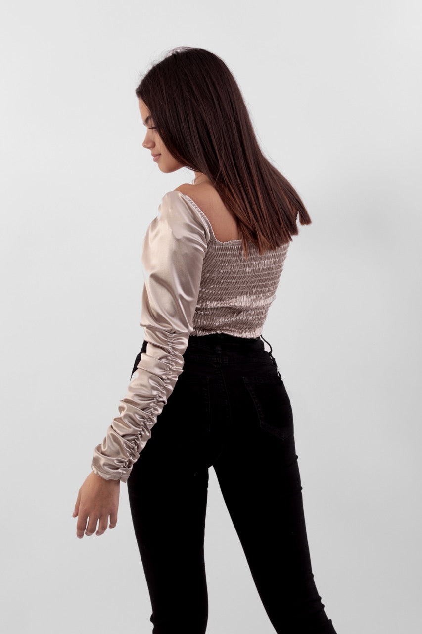 Top champagne in raso con arricciatura centrale e maniche arricciate