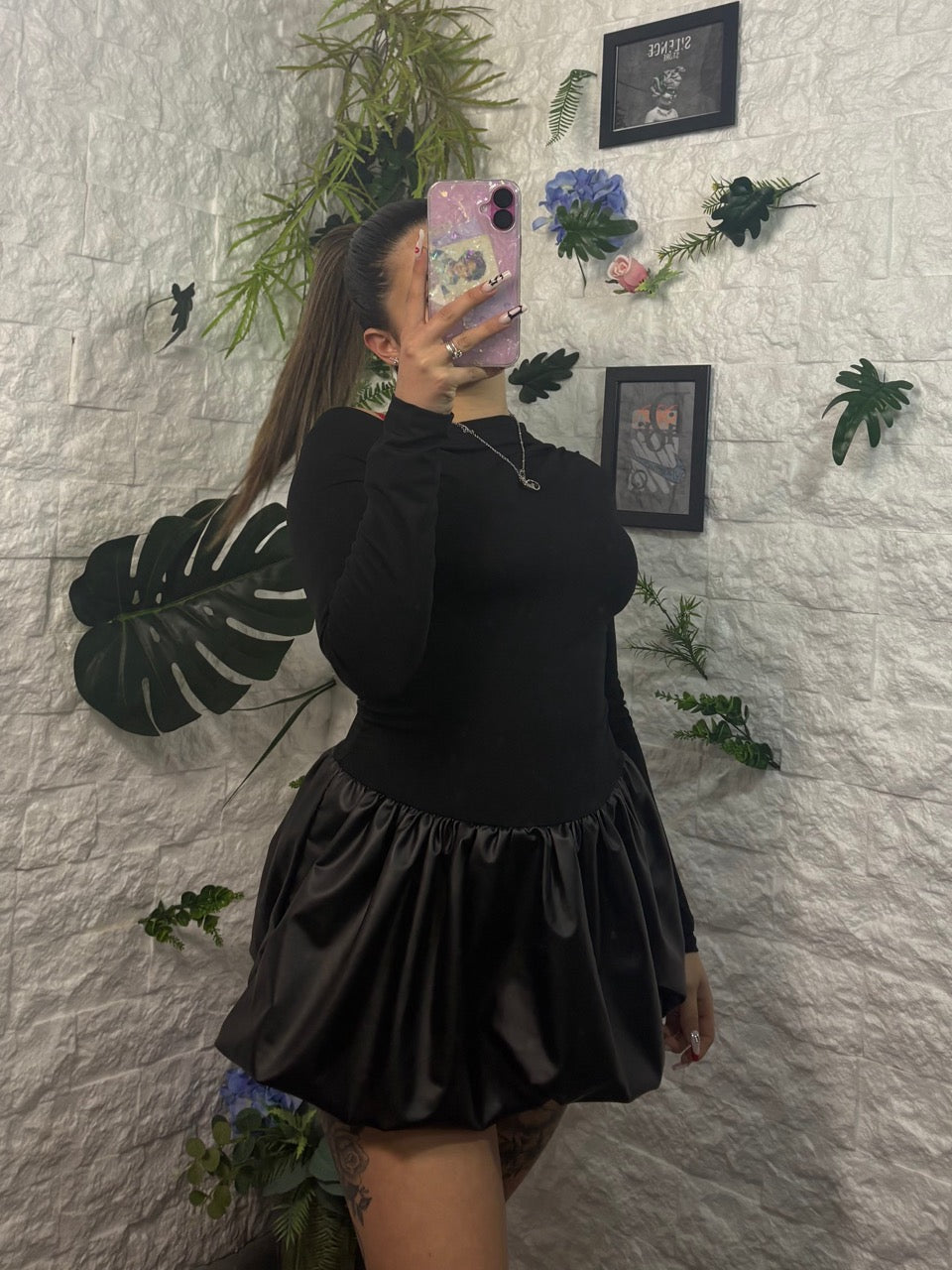 Vestito nero a maniche lunghe con gonna a palloncino in ecopelle