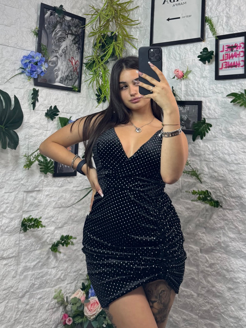 Vestito corto in velluto brillantinato con scollo a V e arricciatura frontale