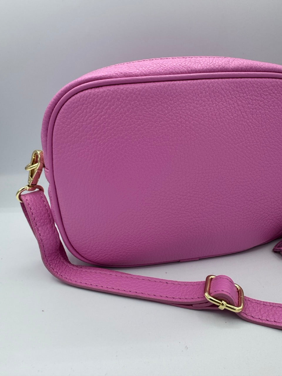 Borsa in ecopelle tinta unita con nappina laterale