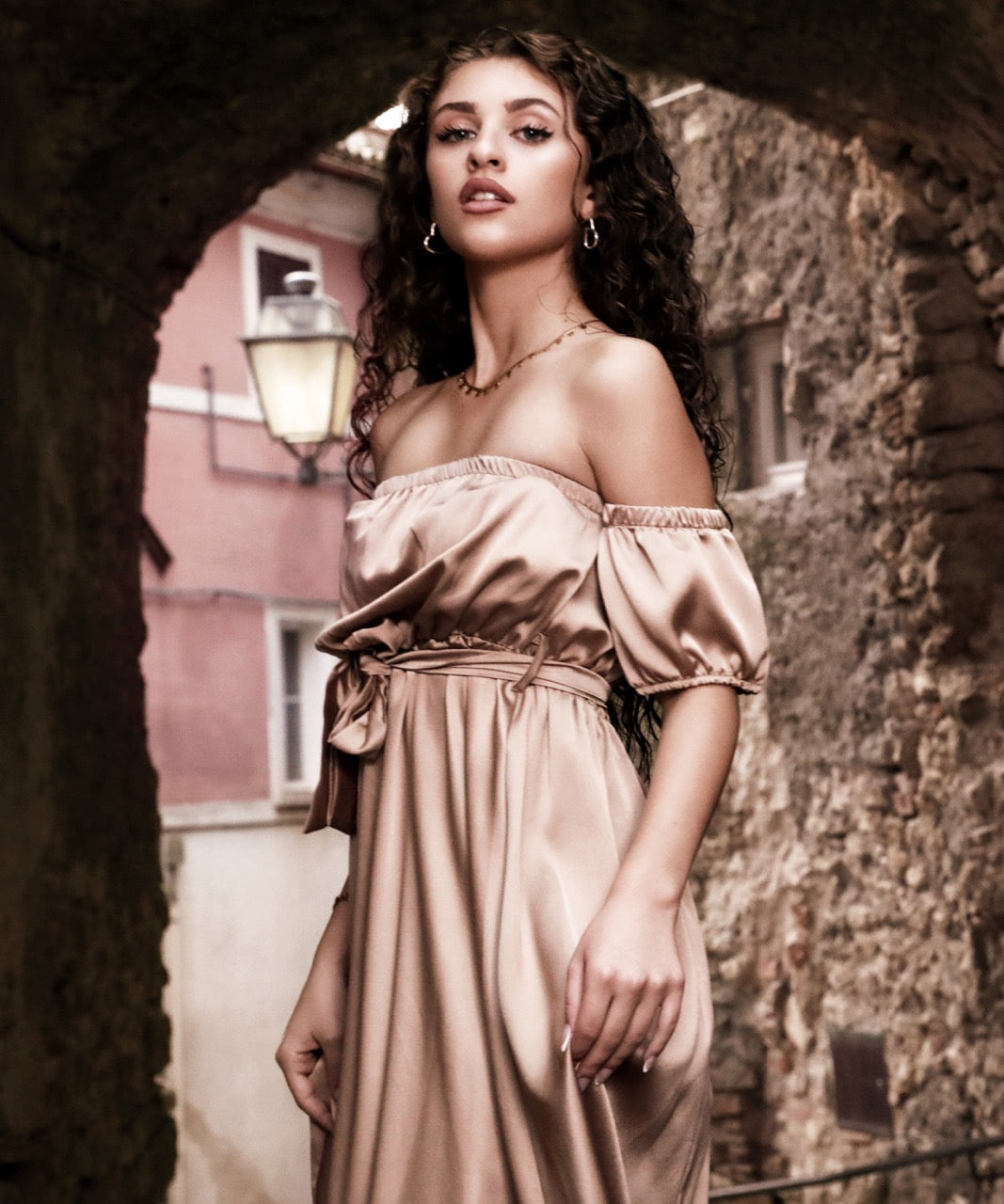 Abito lungo beige in raso con maniche a palloncino maxi spacco e cintura