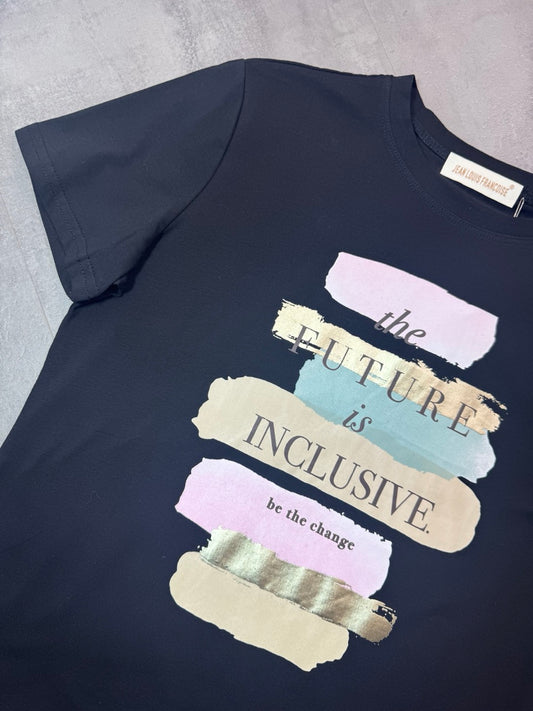 T-shirt nera in cotone in tinta unita con mezza manica e scritta "INCLUSIVE"