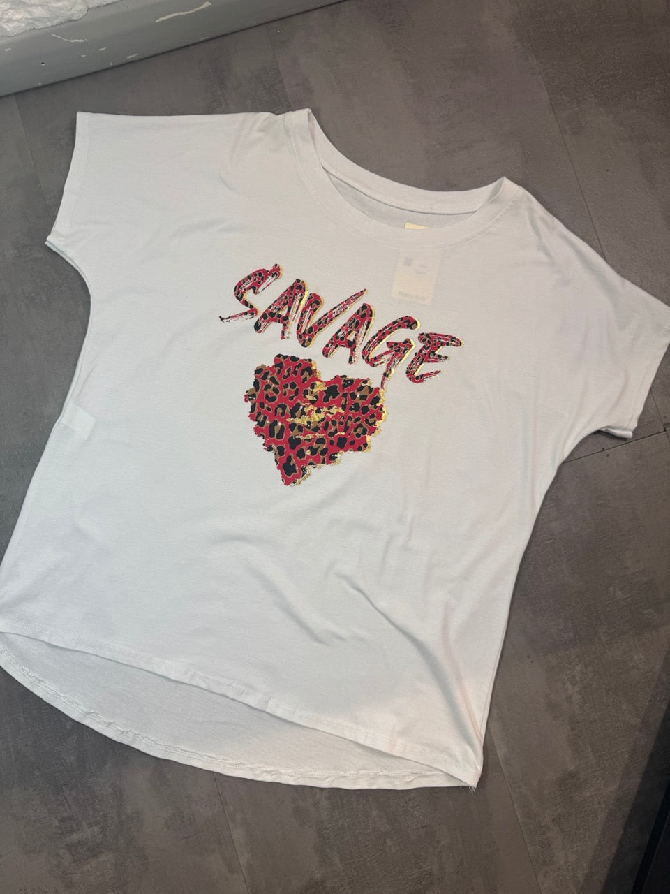 T-shirt bianca in cotone con stampa "SAVAGE" e cuore leopardato - OVERSIZE