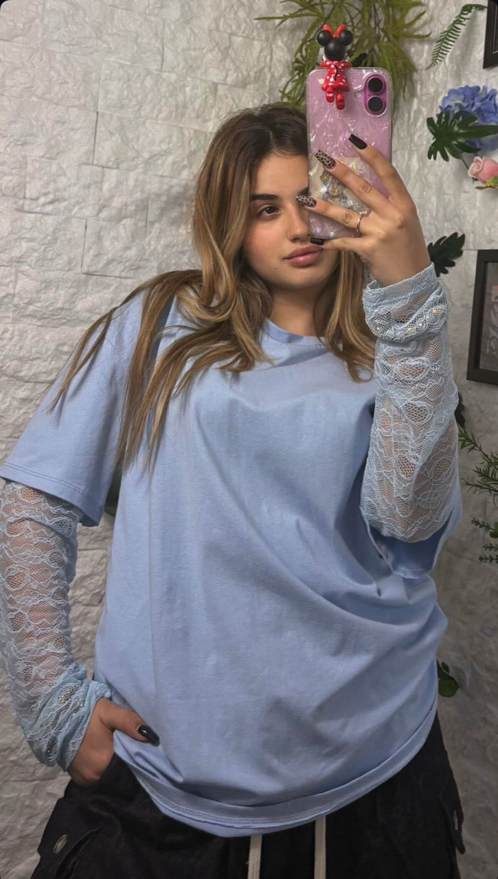 T-shirt in tinta unita con maniche in pizzo - OVERSIZE