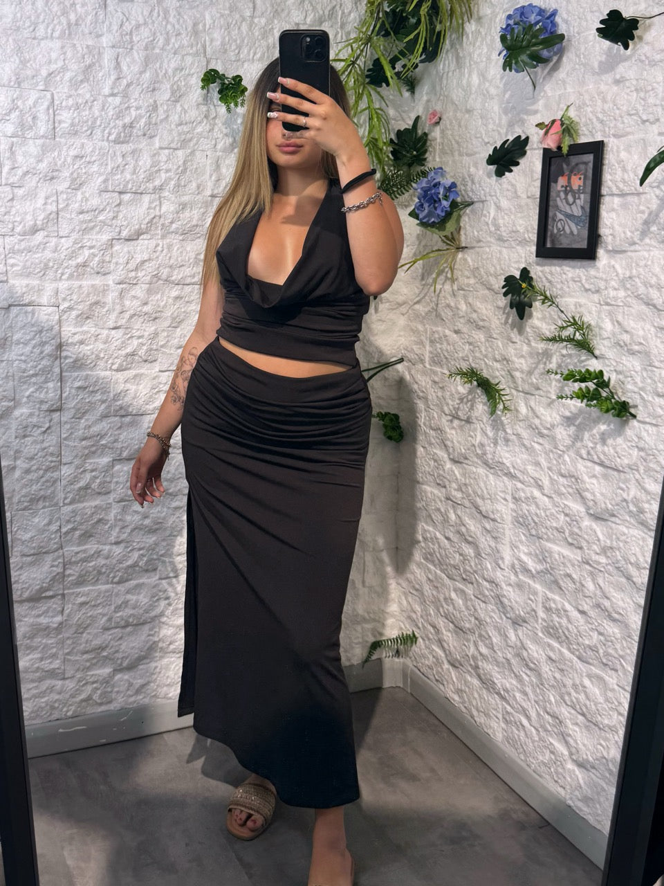 Coordinato in tinta unita con top a scollo morbido e gonna lunga a tubino