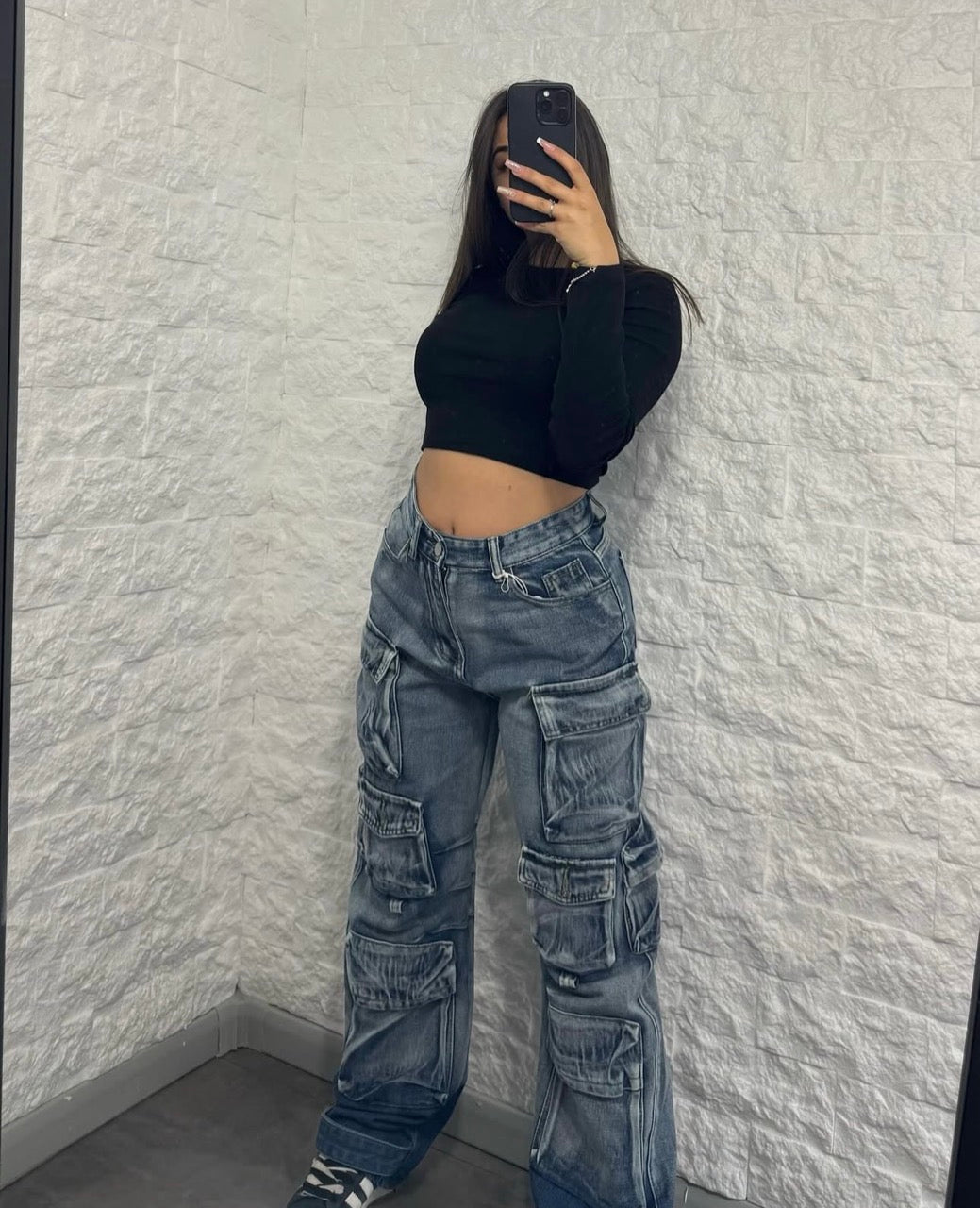 Jeans in denim cargo slavato con tasche