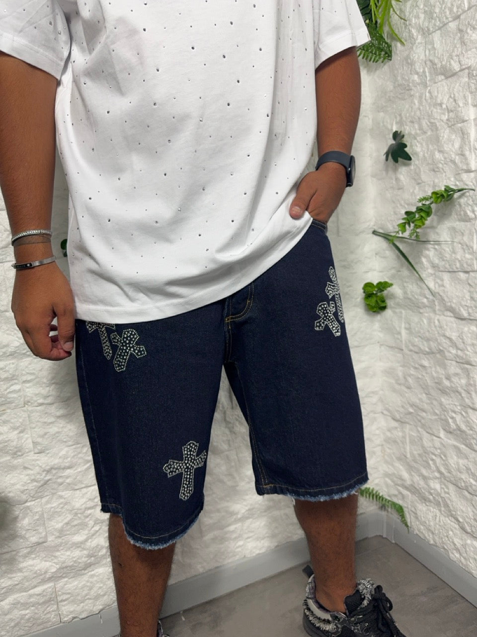 Bermuda in jeans lavaggio scuro con croce brillantinata
