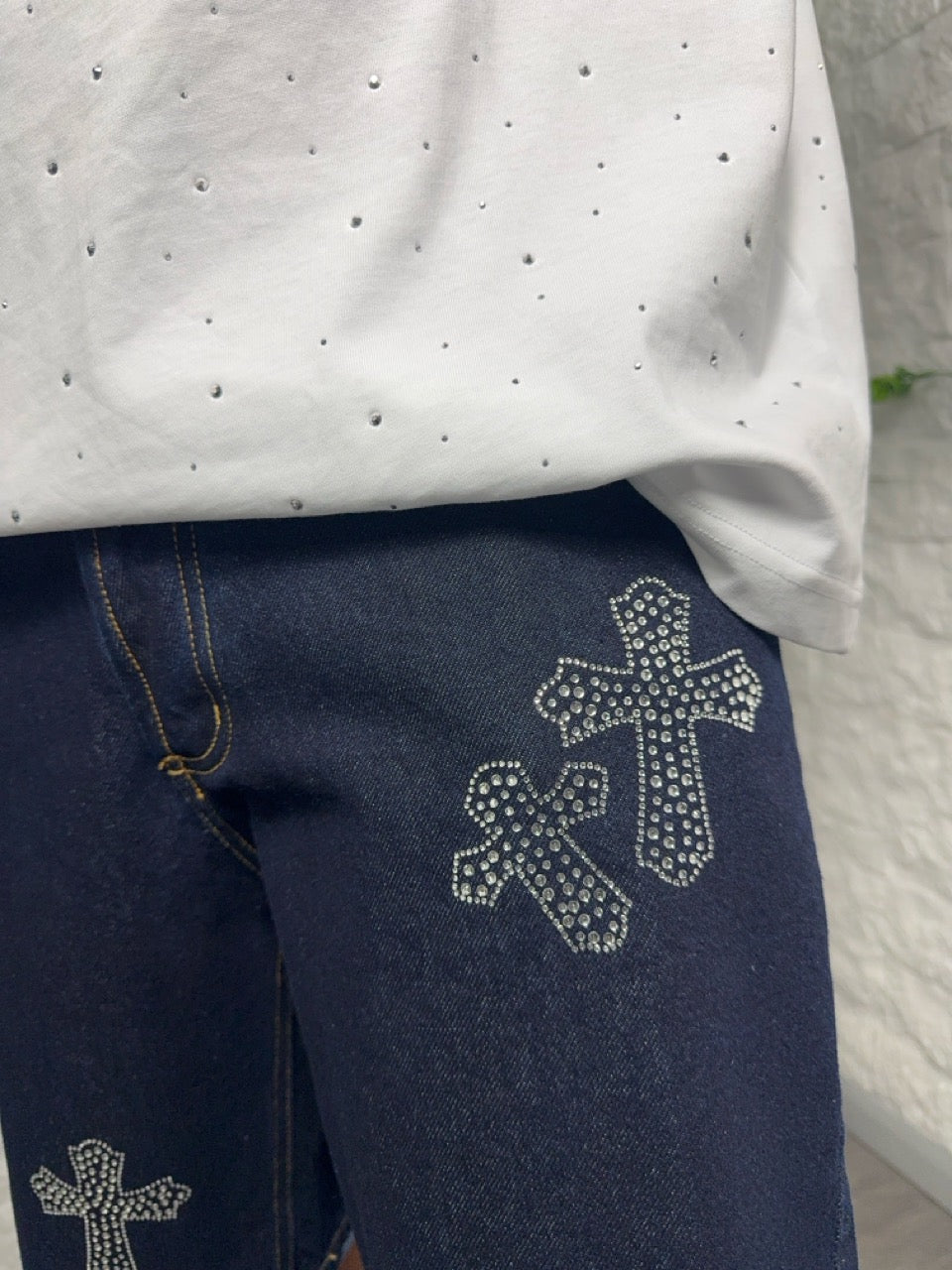 Bermuda in jeans lavaggio scuro con croce brillantinata