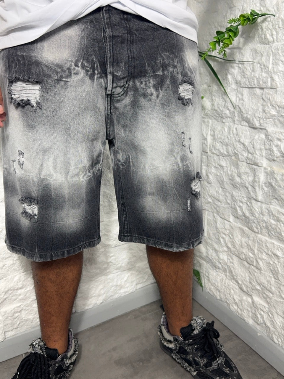 Bermuda in denim grigio slavato con strappi