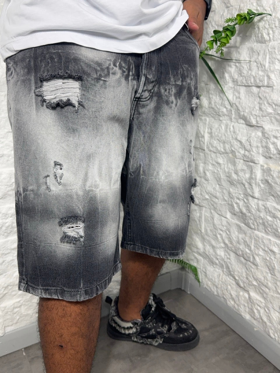 Bermuda in denim grigio slavato con strappi