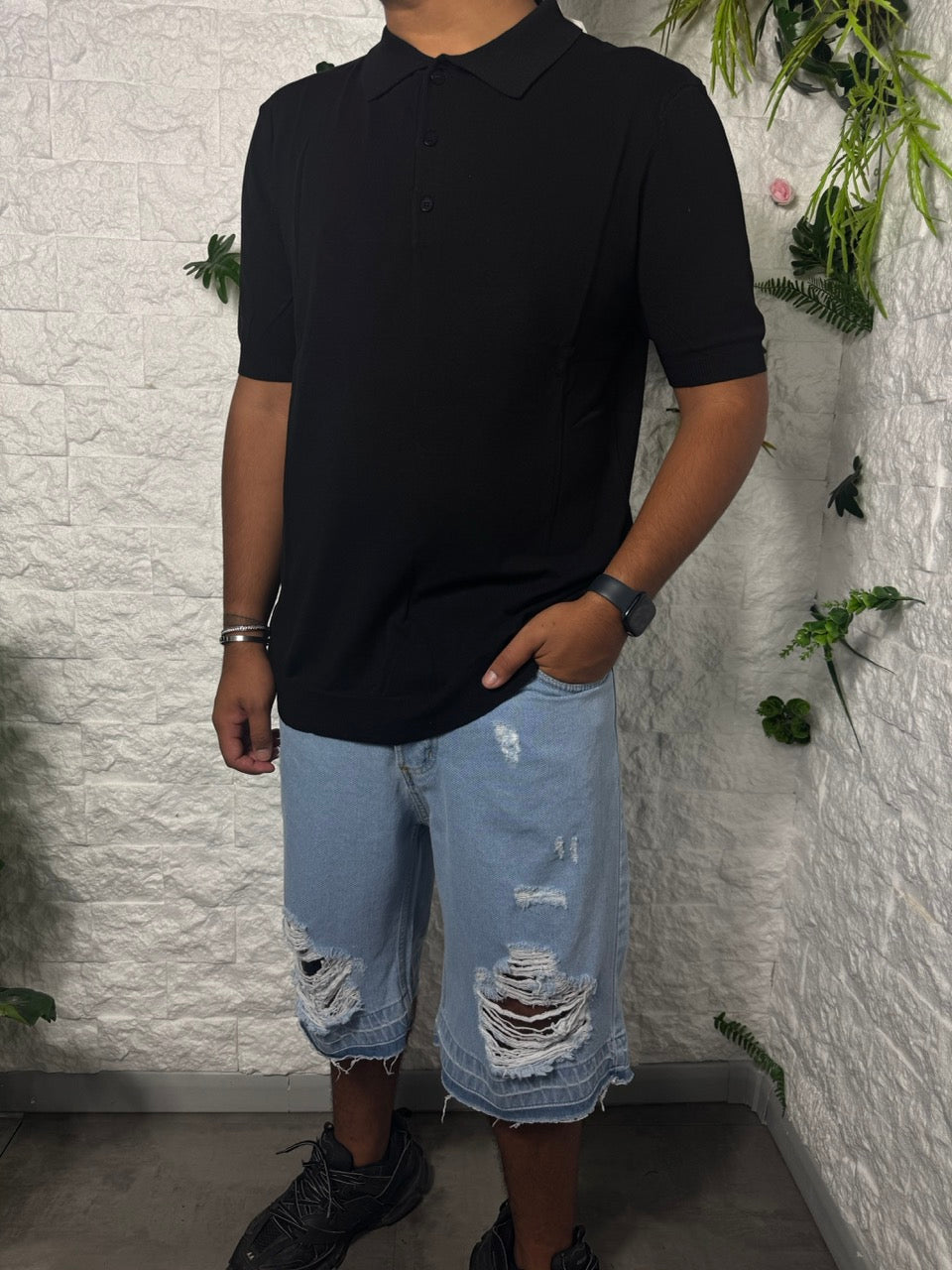 Bermuda in denim chiaro con strappi