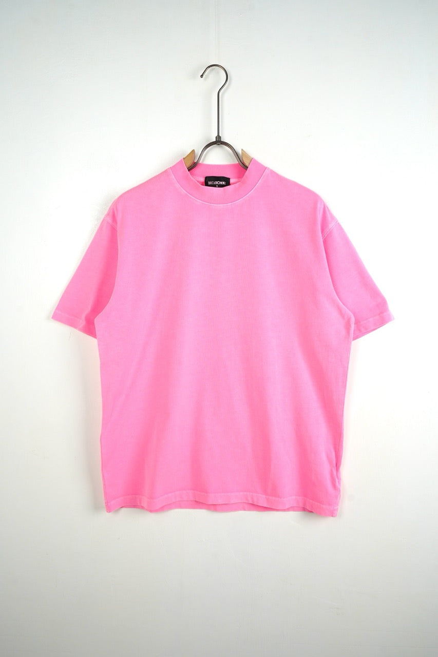 T-shirt over a mezzo collo alto fucsia fluo