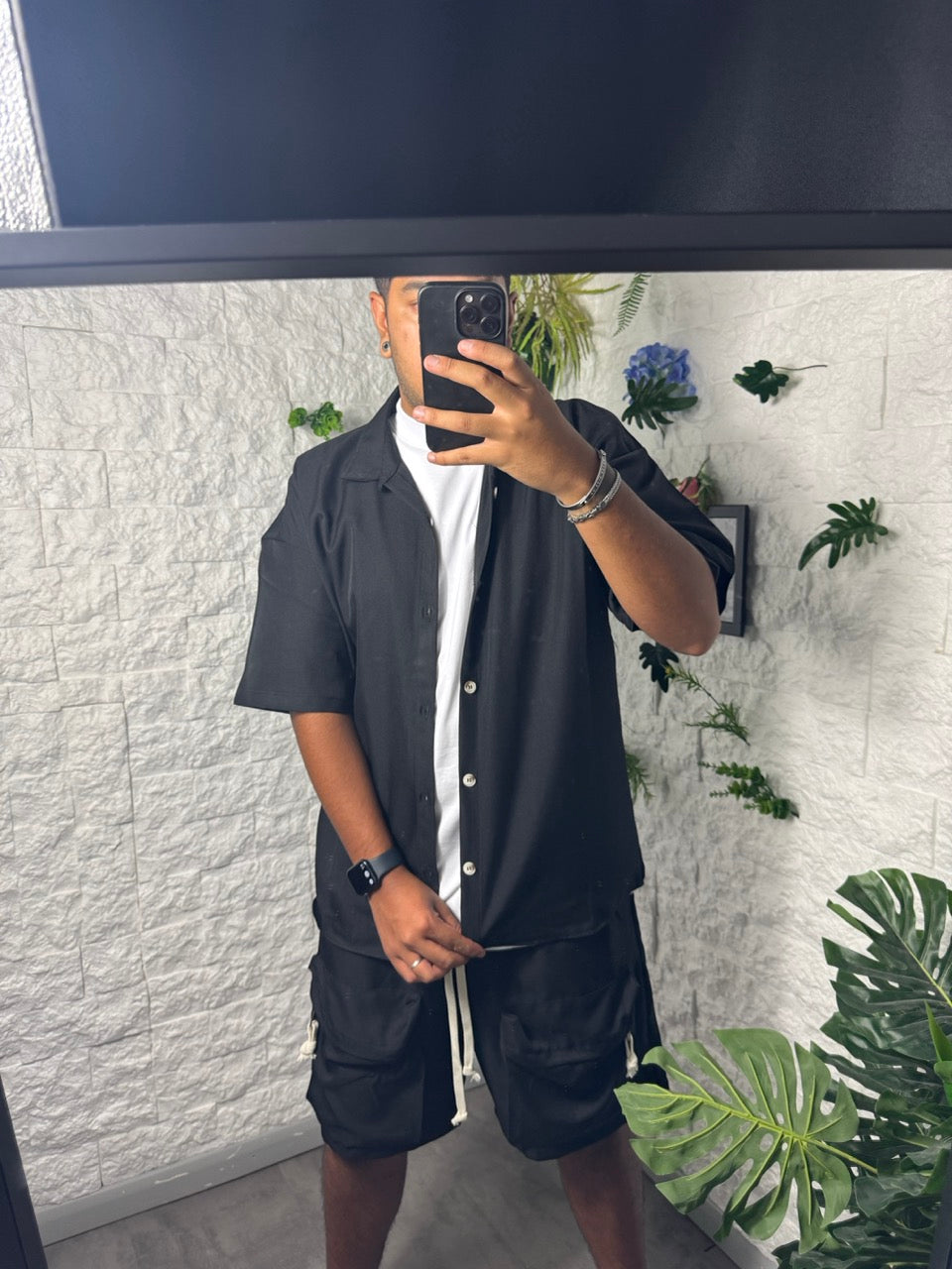 Completo nero con camicia e pantaloncino cargo con tasche frontali