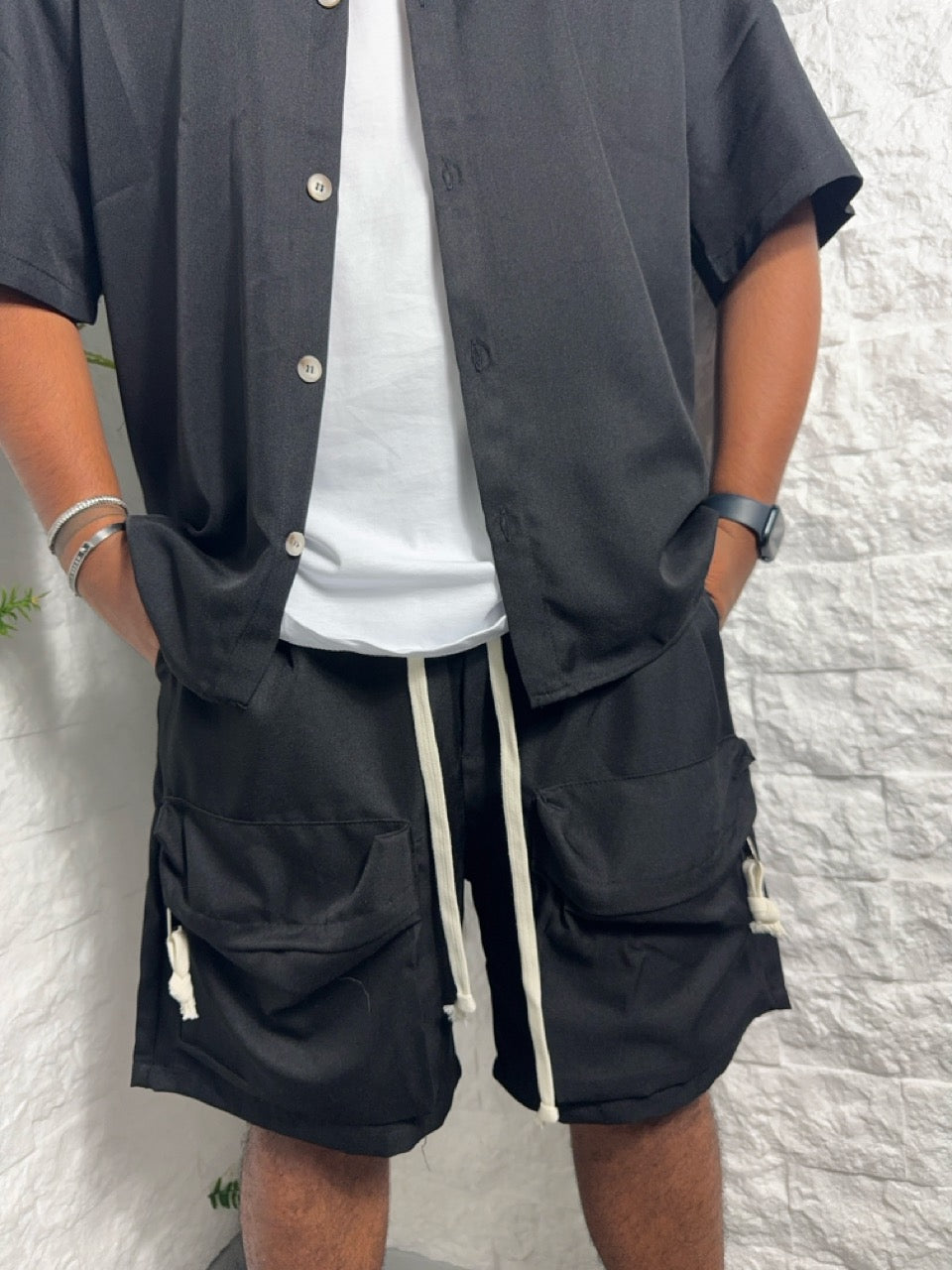 Completo nero con camicia e pantaloncino cargo con tasche frontali