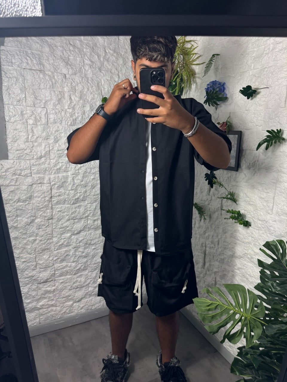Completo nero con camicia e pantaloncino cargo con tasche frontali