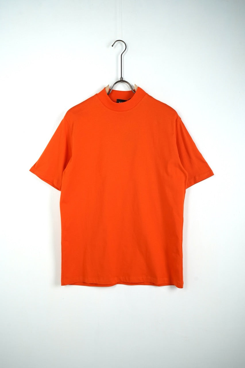 T-shirt arancione in tinta unita con mezzo collo alto