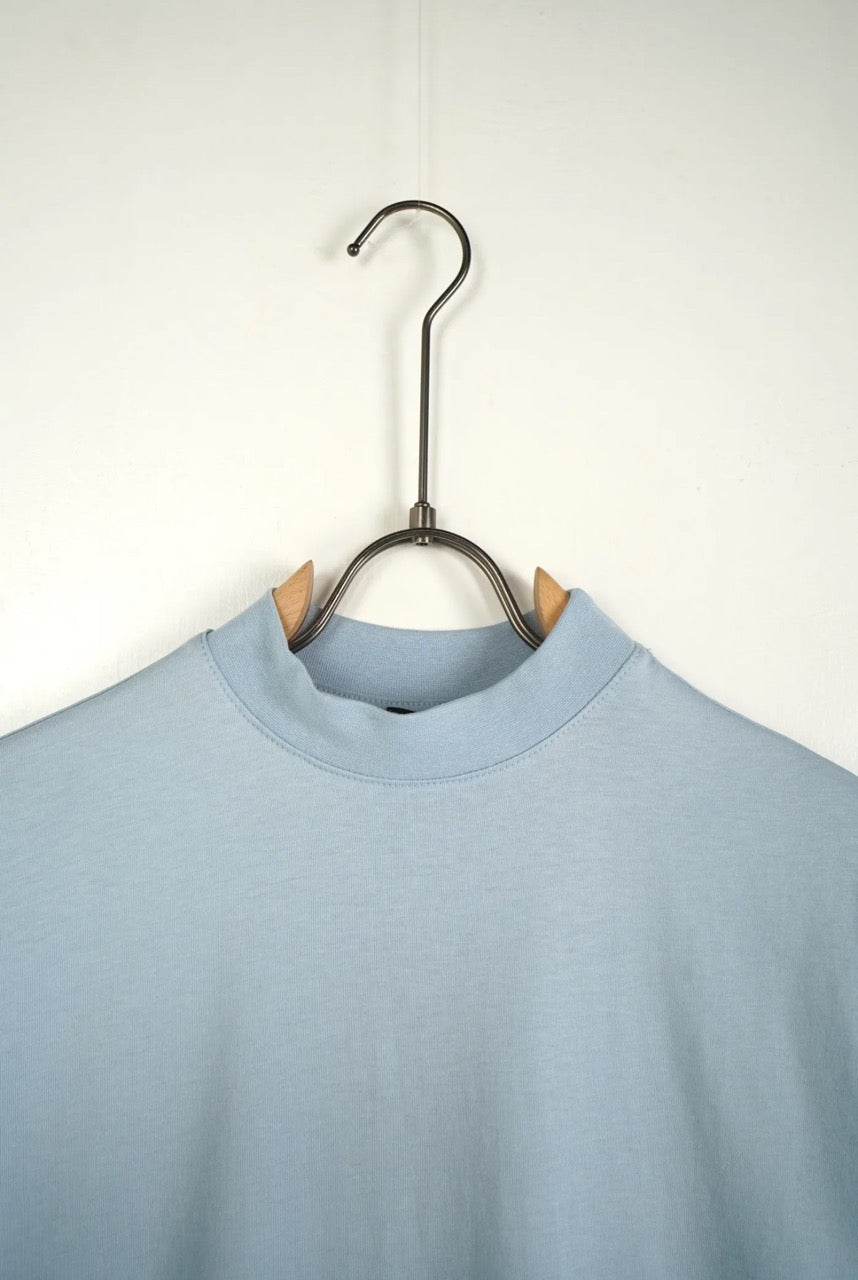 T-shirt celeste in tinta unita con mezzo collo alto