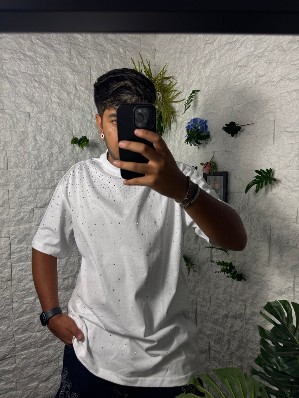 T-shirt bianca in tinta unita con mezzo collo alto e brillantini - OVERSIZE