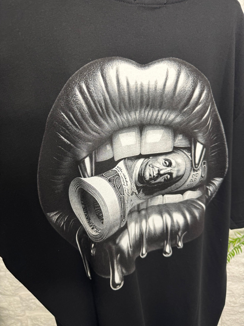 T-shirt nera in tinta unita con mezzo collo alto e stampa "MONEY"