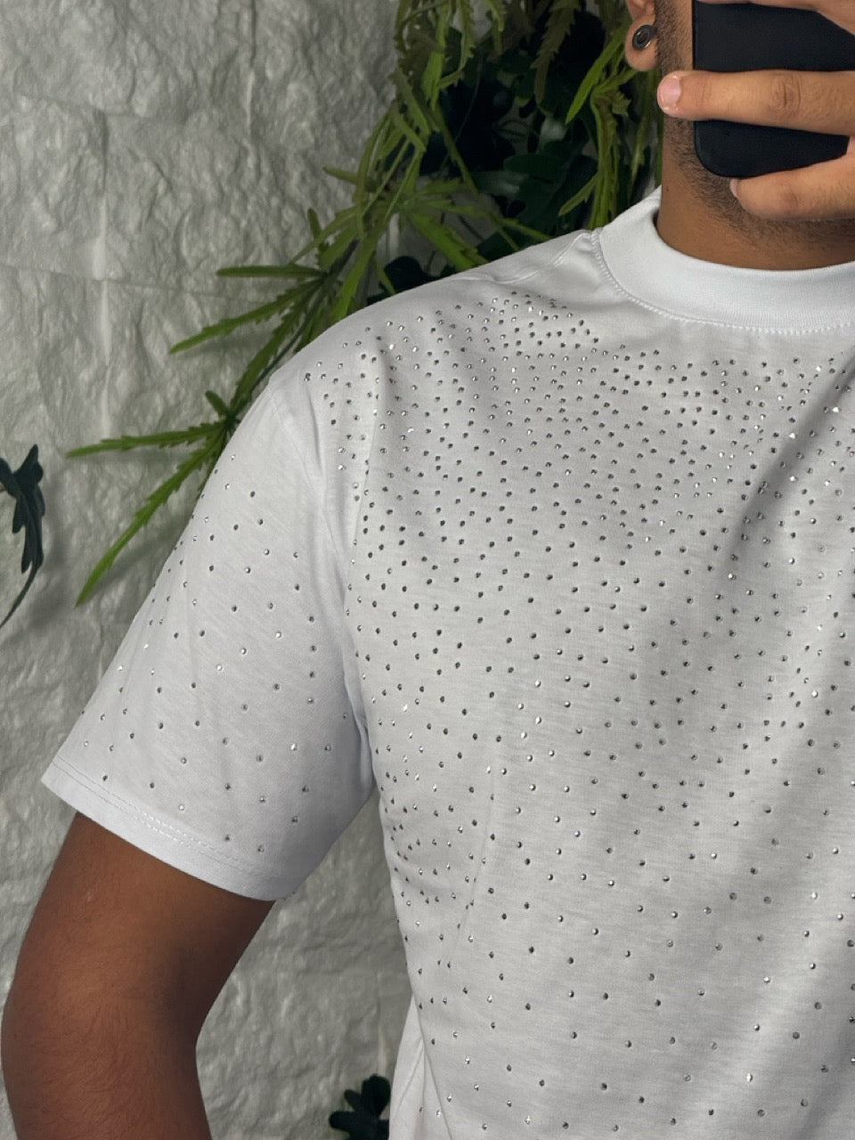 T-shirt bianca a mezzo collo alto con brillantini