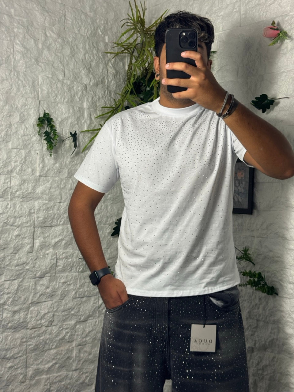 T-shirt bianca in tinta unita con mezzo collo alto e brillantini