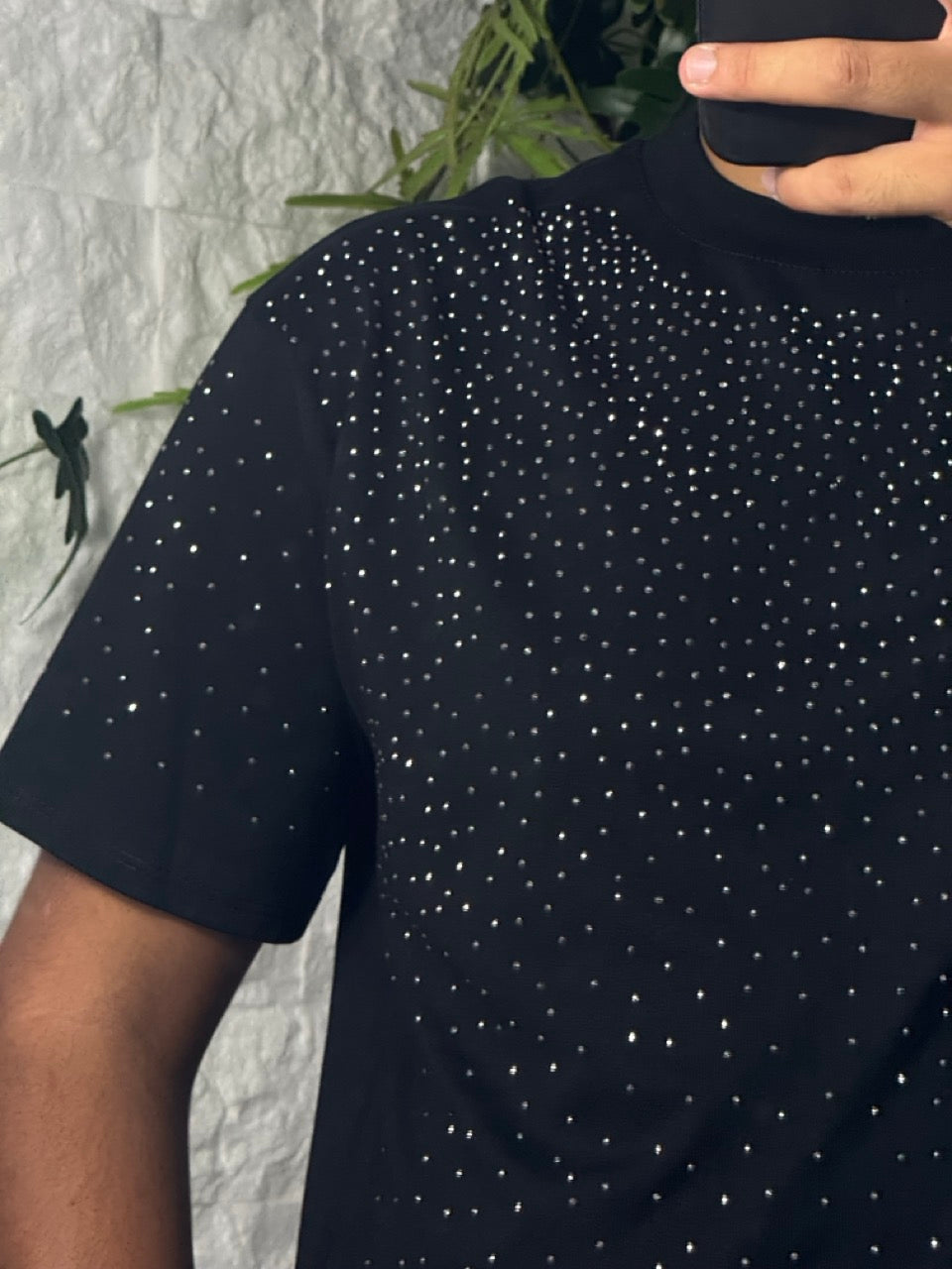 T-shirt nera in tinta unita con mezzo collo alto e brillantini