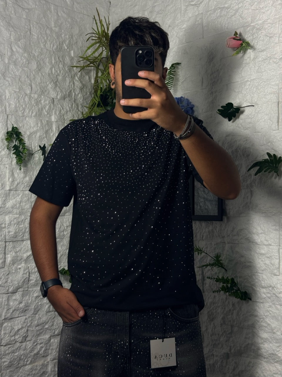 T-shirt nera in tinta unita con mezzo collo alto e brillantini