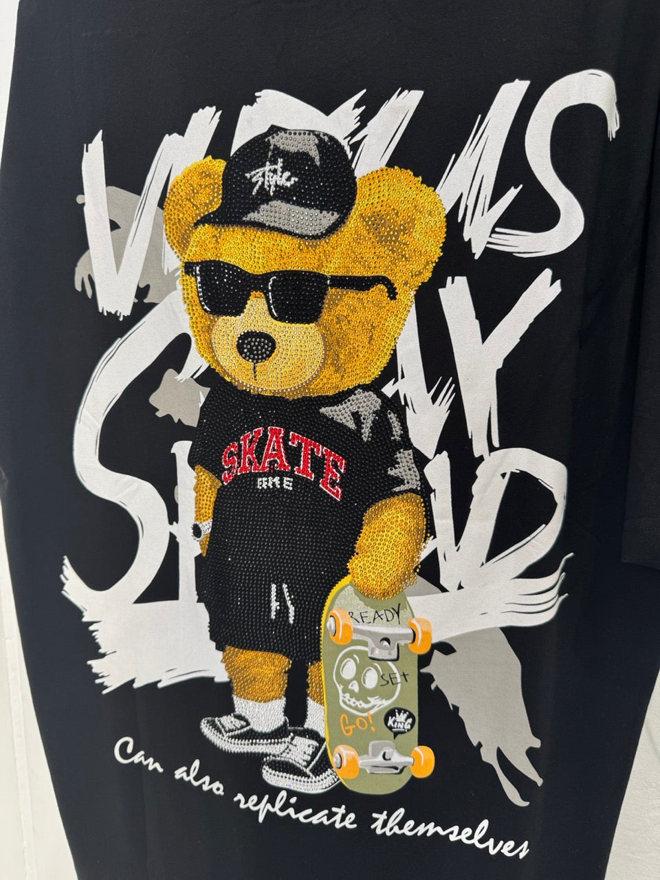 T-shirt nera in tinta unita con brillantini e stampa "ORSO SKATE"