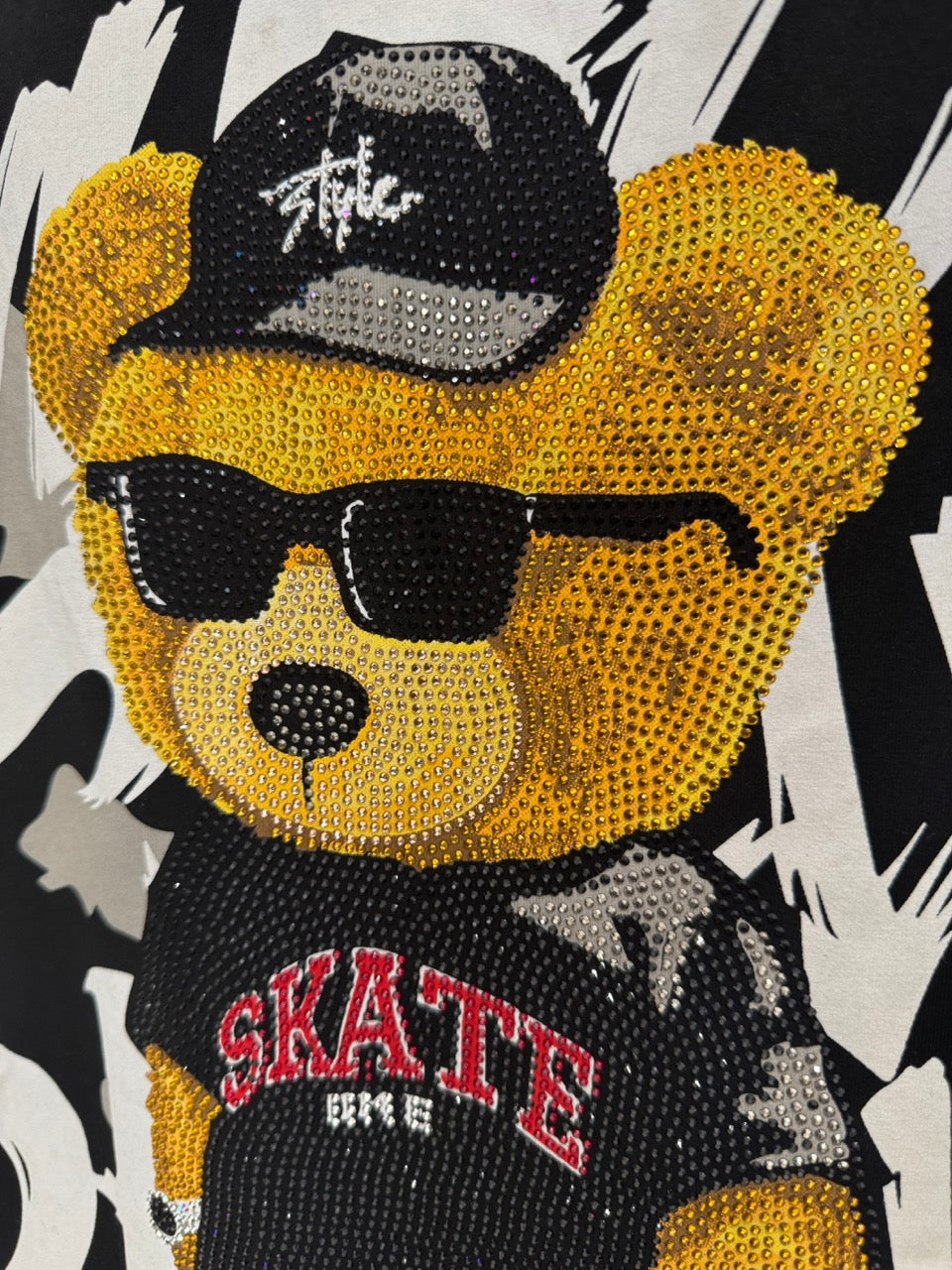 T-shirt nera in tinta unita con brillantini e stampa "ORSO SKATE"