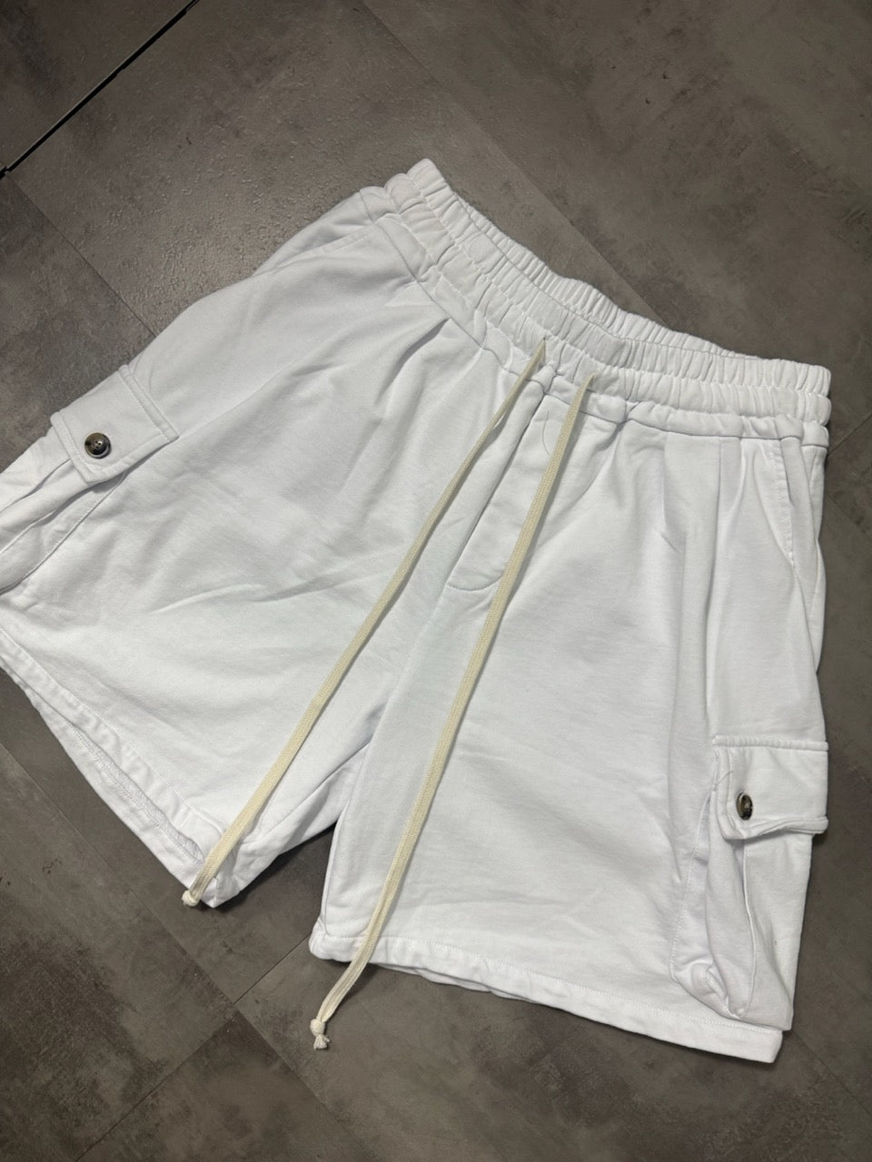 Pantaloncino cargo bianco in cotone con tasche laterali
