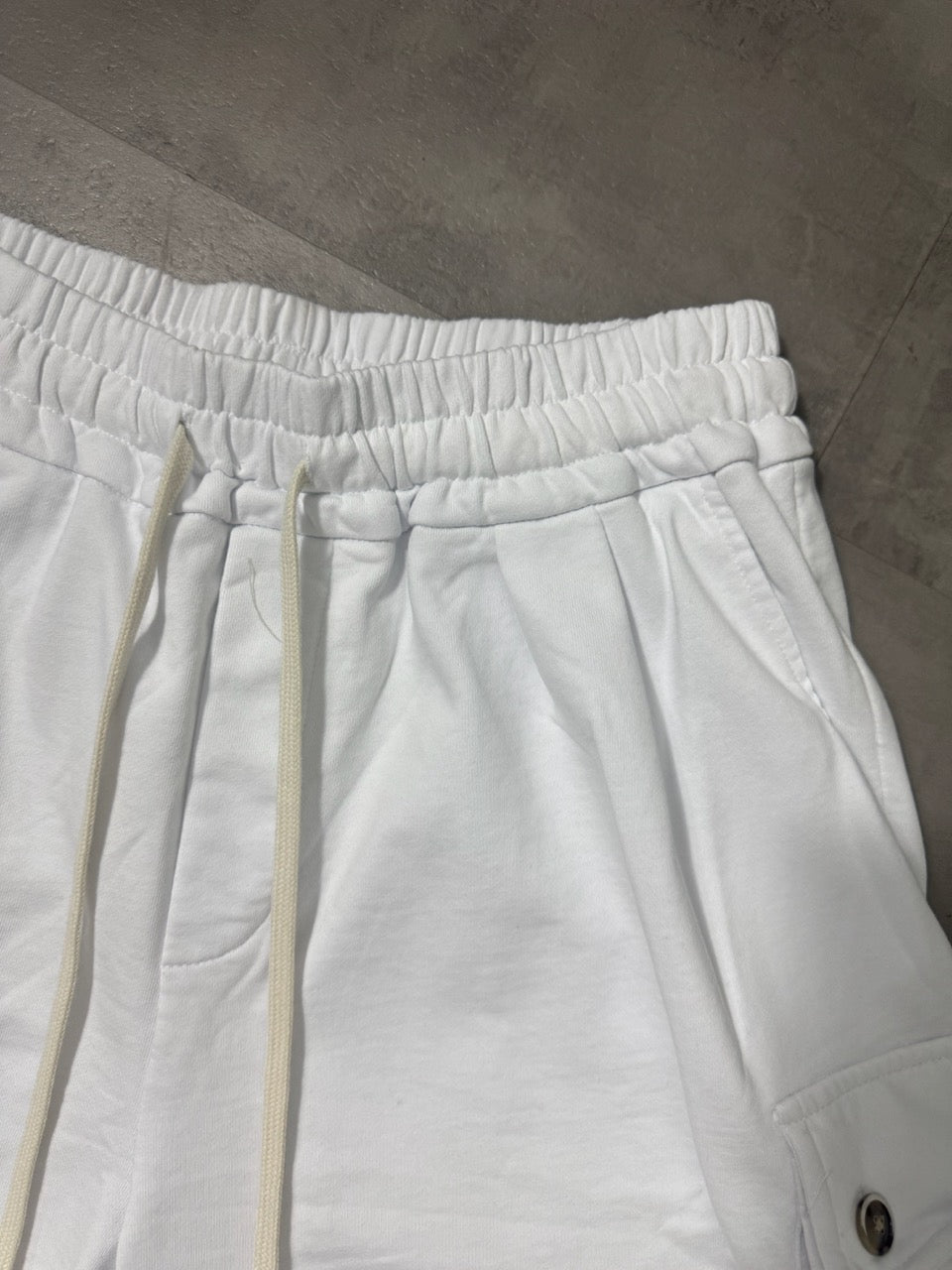 Pantaloncino cargo bianco in cotone con tasche laterali