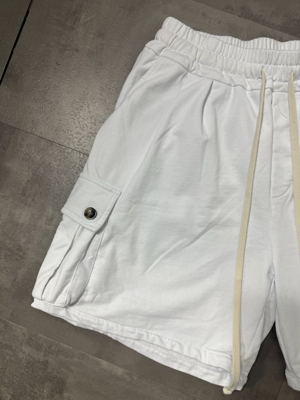 Pantaloncino cargo bianco in cotone con tasche laterali