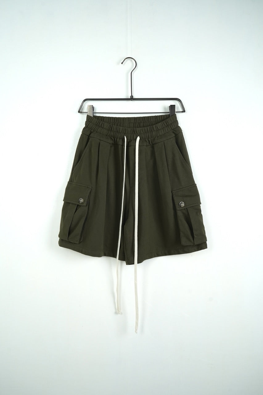 Pantaloncino cargo verde militare in cotone con tasche laterali